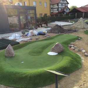 Budowa pola do minigolfa Adventure Golf Park w Łebie