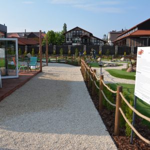 Główna ścieżka i recepcja pola do minigolfa w Adventure Golf Park w Łebie