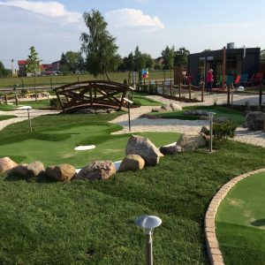 Tor 12, mostek i recepcja pola do minigolfa w Adventure Golf Park w Łebie